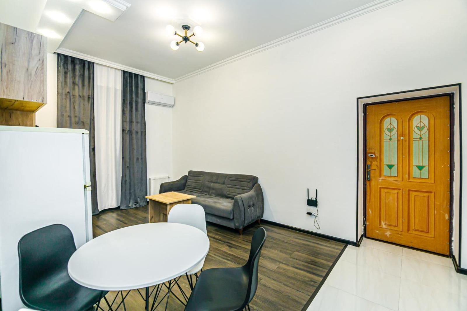 M Estate. 2 Room Home In Targovu Baku Bagian luar foto